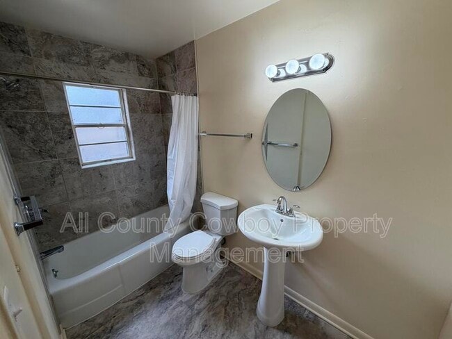 Building Photo - 700 W 1st Ave