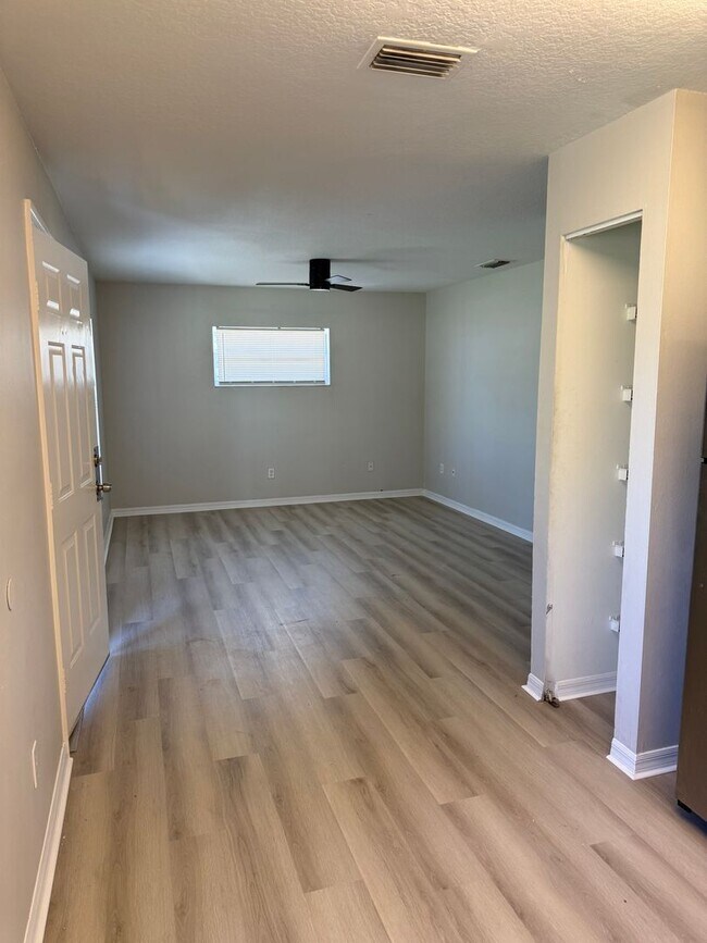 Building Photo - 3 Bed / 1 Bath Unit Available for Rent!