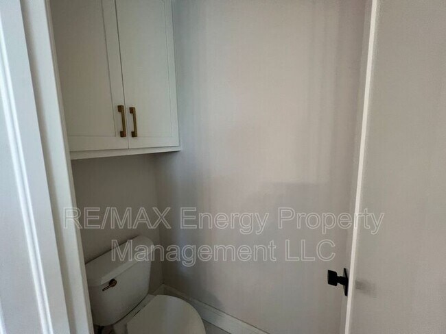 Building Photo - 440 St Claire Dr