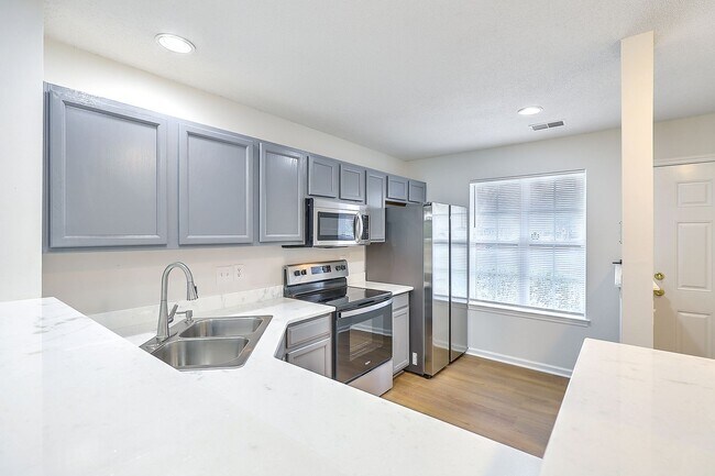 Building Photo - 8047 Shadow Oak Dr