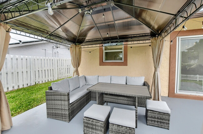 Building Photo - 414 Lindell Blvd