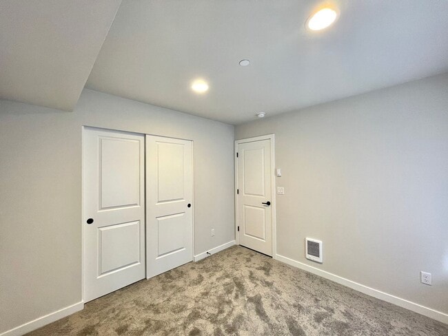 Building Photo - Great Townhome for rent