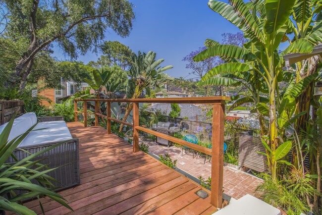 Private sun deck - 6122 Glen Tower St