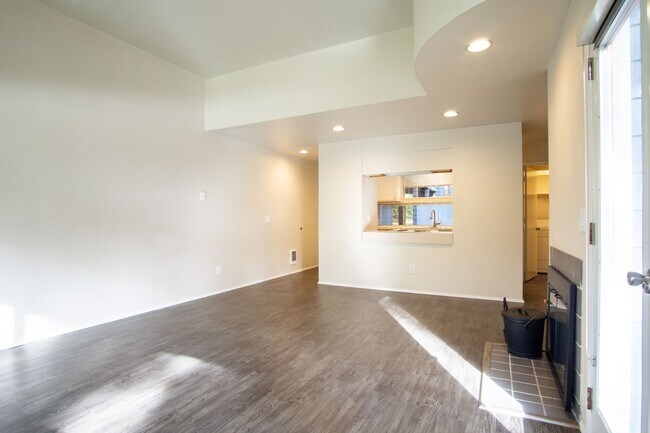 Building Photo - Gorgeous & Bright 1-Bed w/ Wood-Burning Fireplace, W/D, & Private Patio!