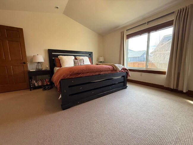 Building Photo - Stunning Single Level Home with Sprawling Fenced Yard