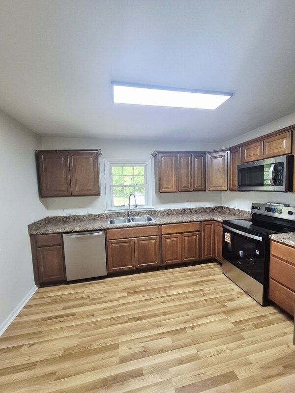 Building Photo - 200 Wellview Dr