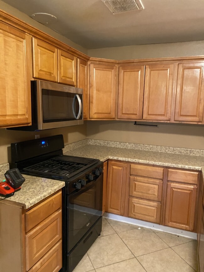 Building Photo - 16510 Lakeshore Dr