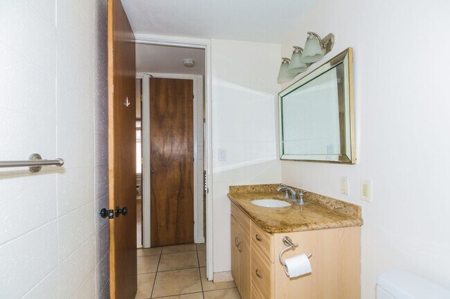 Building Photo - Bishop Manor Unit 22