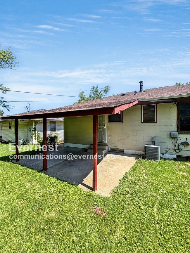Building Photo - 1142 Maple Ave