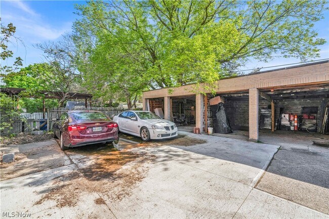 Building Photo - 1353 Phelps Ave