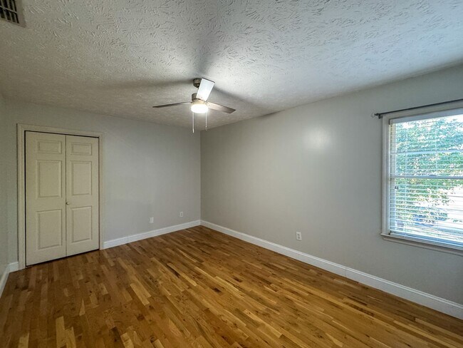 Building Photo - Charming 4 Bed, 2.5 Bath Home in King's Grant