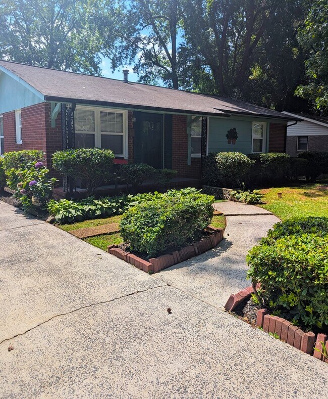 Building Photo - Minutes from UPTOWN! 4 Bedroom!  100% Remodeled!
