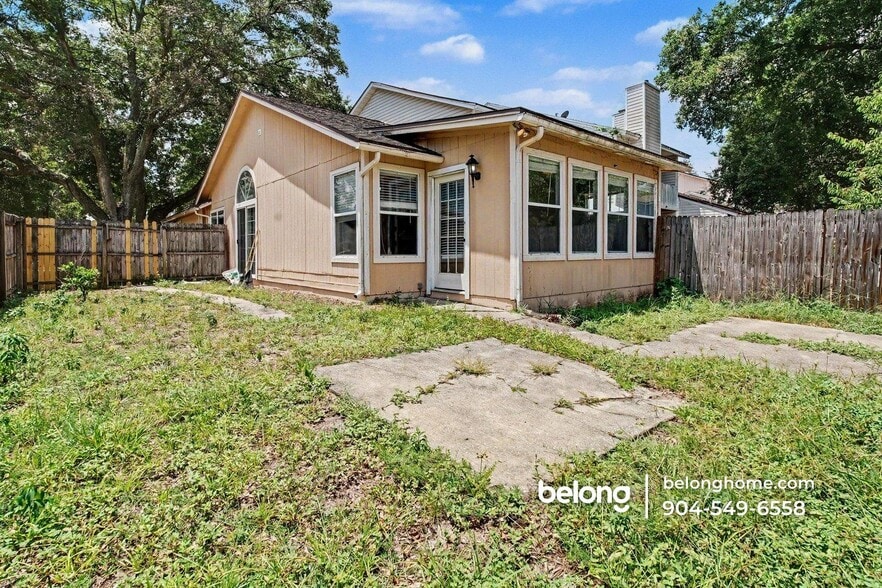 Building Photo - 7641 Rain Forest Dr N