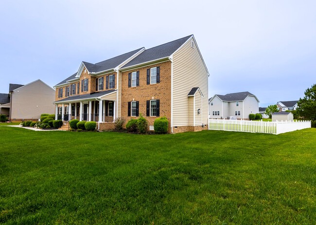 Building Photo - Huge house with vaulted ceilings and fence...