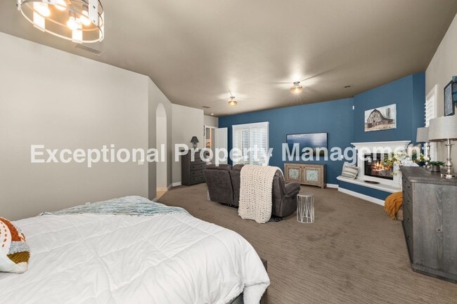 Building Photo - Amazing Executive Estate!