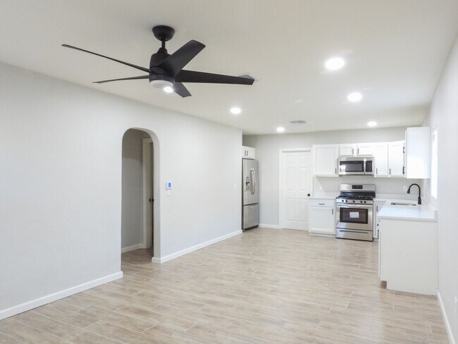 Building Photo - Close to Downtown 3 Bed 2 Bath with Fenced Backyard