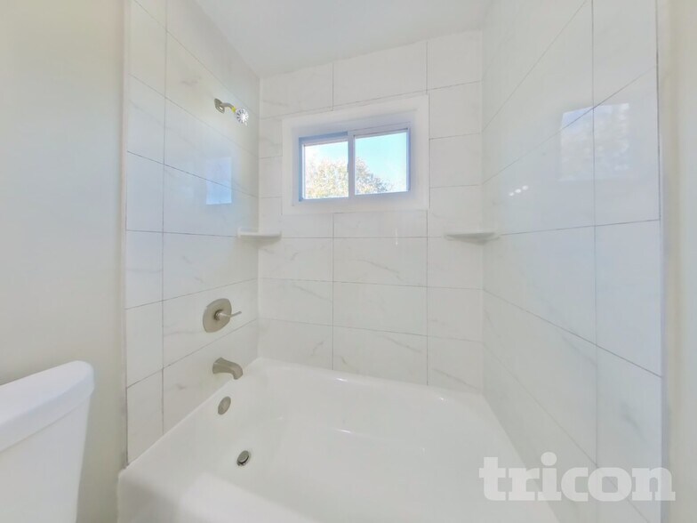 Building Photo - 6022 Lucente Ave