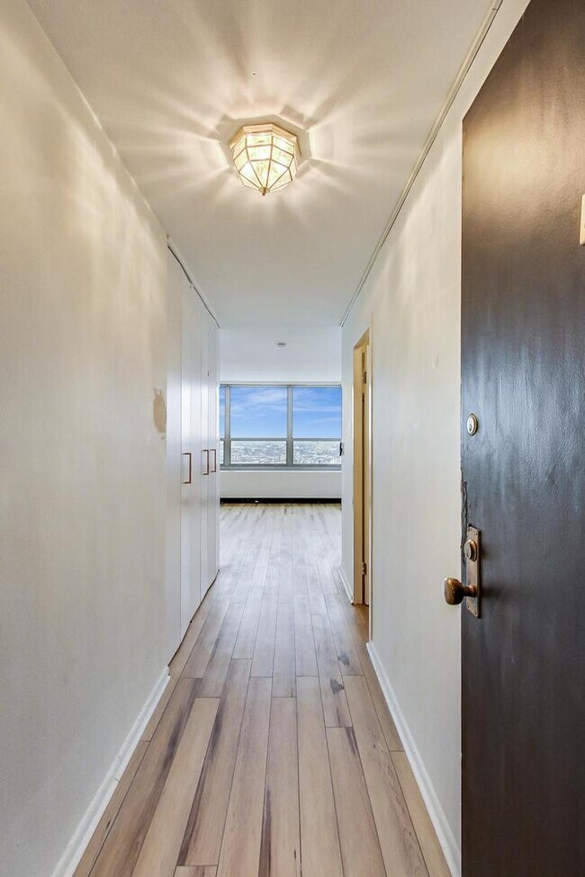 Building Photo - 3550 N Lake Shore Dr