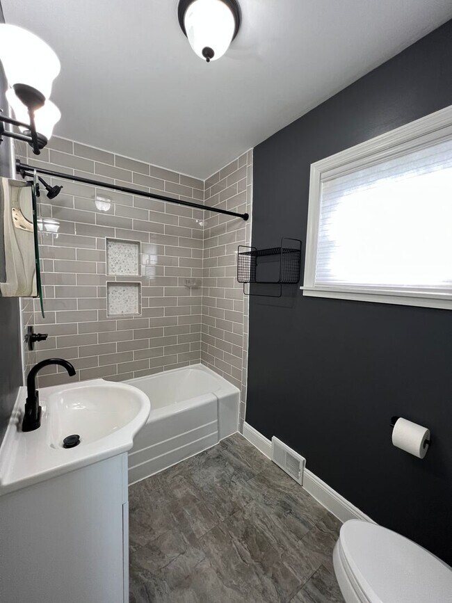 Building Photo - Conveniently Located 4 Bed/2 Bath Home-Central AC and Heat-Available 3/01!