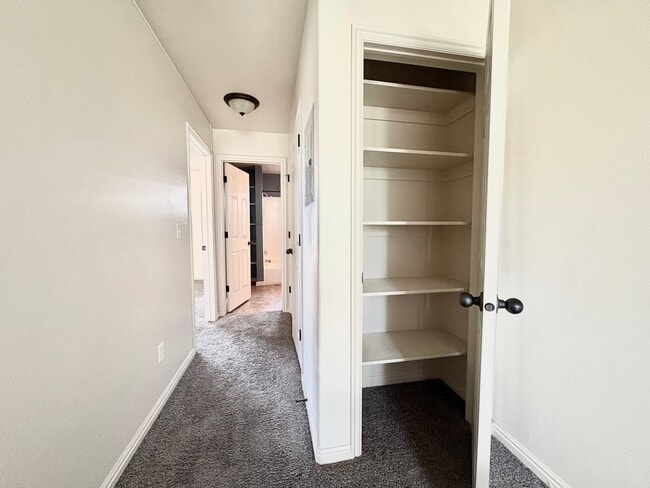 Building Photo - Modern 2 Bed Townhome | Garage, Views & Easy I-15 Access!