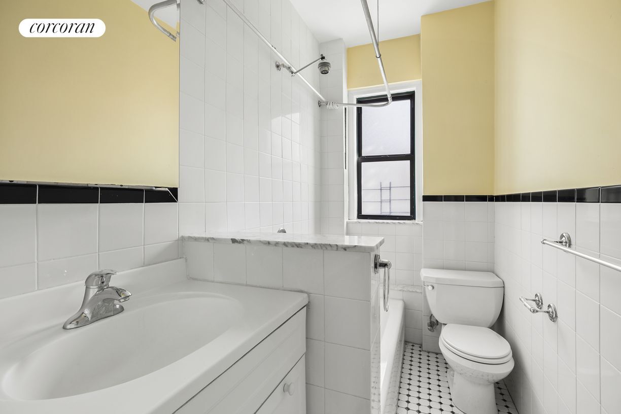 Building Photo - 880 W 181st St