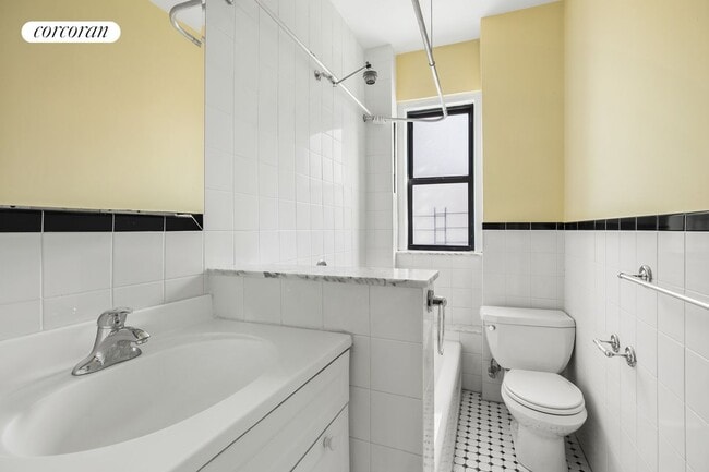 Building Photo - 880 W 181st St