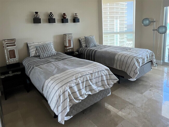 Building Photo - 16500 Collins Ave