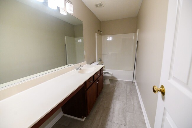 Building Photo - 2000 Lannigan Dr
