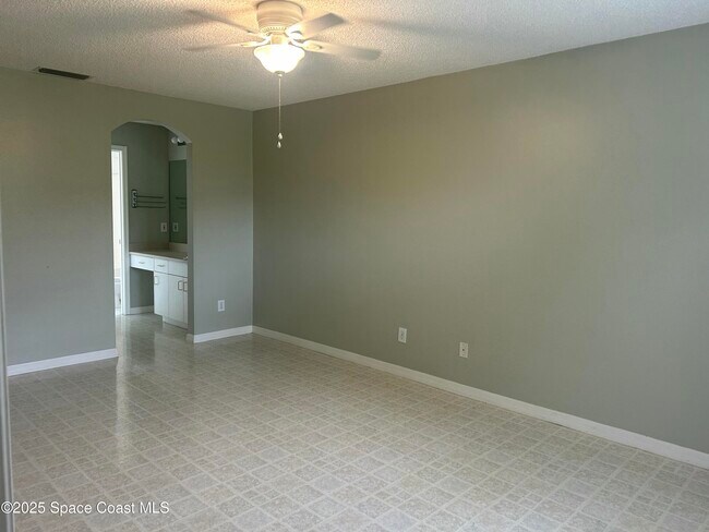 Building Photo - 610 Benton Dr
