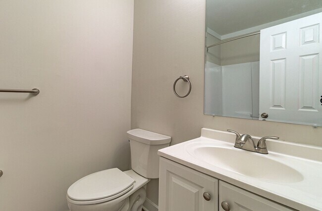 Building Photo - Condo in Tara Court Available for Rent!