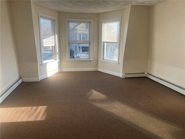 Building Photo - 585 Main St