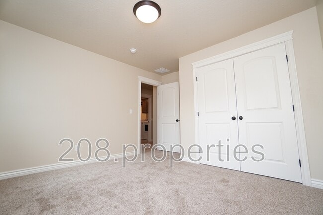 Building Photo - 38 E Ranch Dr
