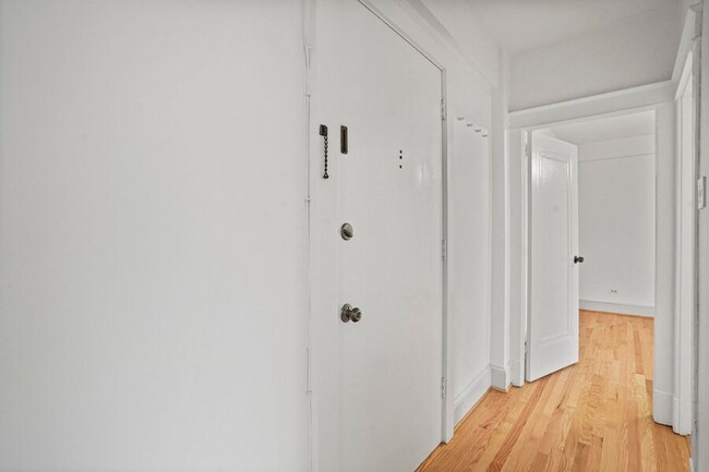 Building Photo - Amazing One-Bedroom Adams Morgan Unit! - W...