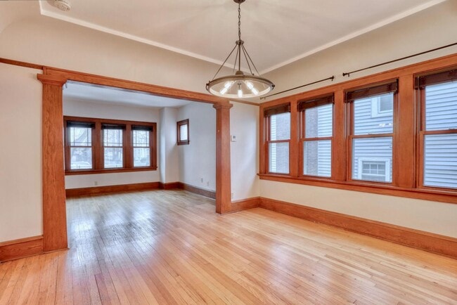 Building Photo - 5113 W Wisconsin Ave