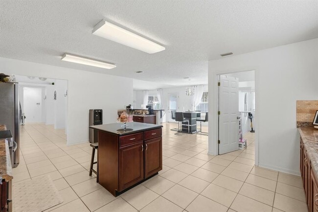 Building Photo - 6 Reybury Ln