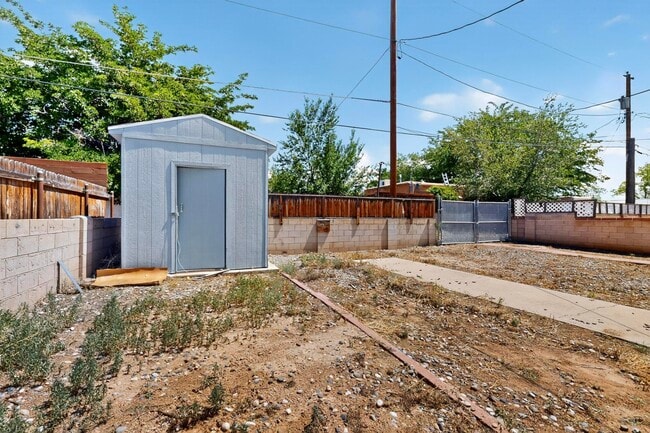 Building Photo - 1012 San Pedro Dr SE