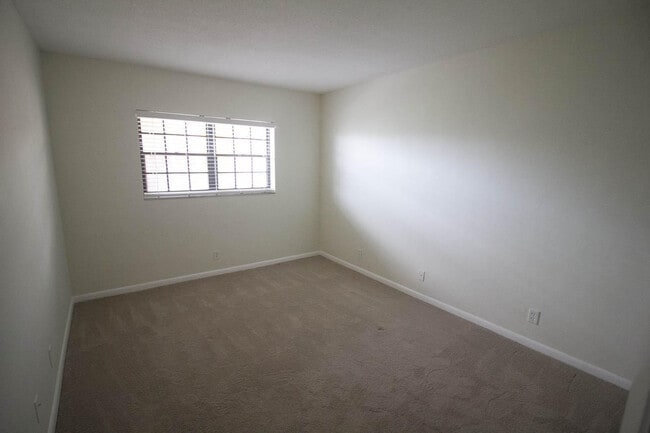 Building Photo - 917 NE 16th Ave