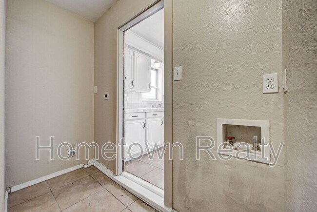 Building Photo - 1833 NE 51st St