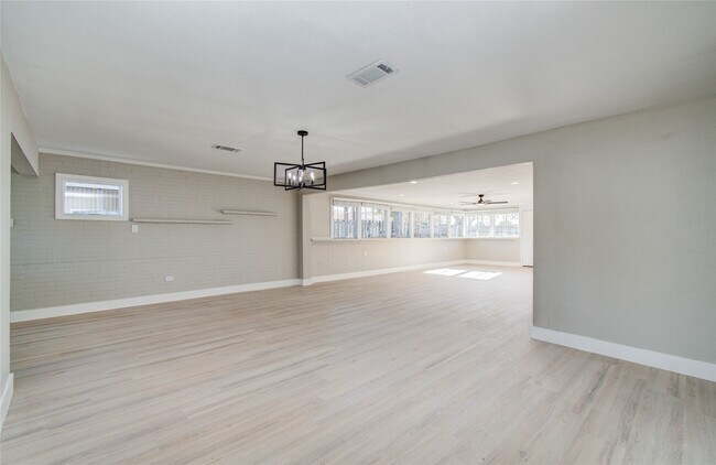 Building Photo - 7918 Bayside Dr