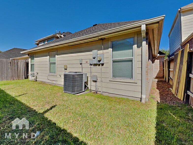 Building Photo - 807 Forest Star