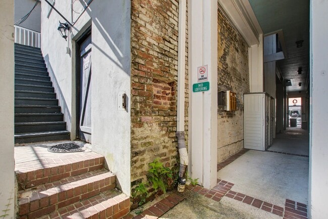 Building Photo - 342 King St