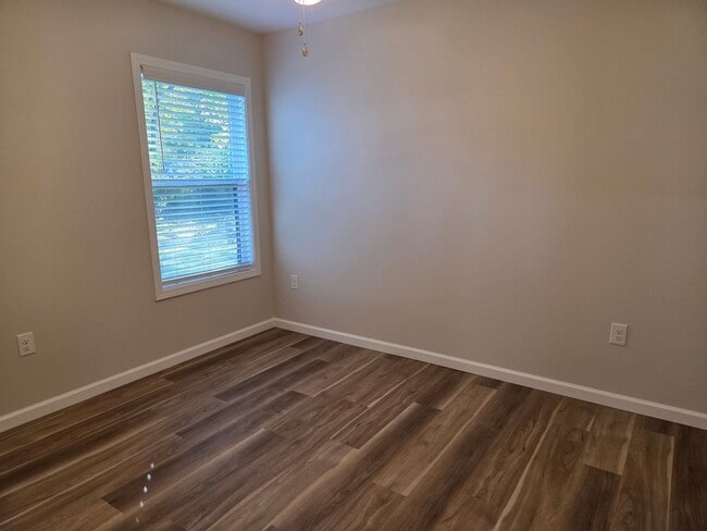 Building Photo - 3 Bed 2 bath home on corner lot