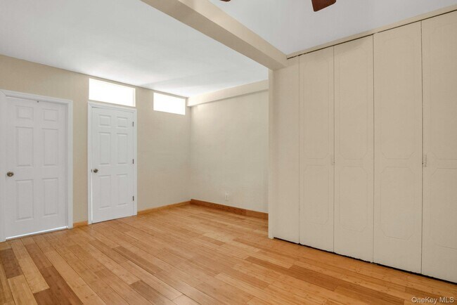 Building Photo - 10 Lake St