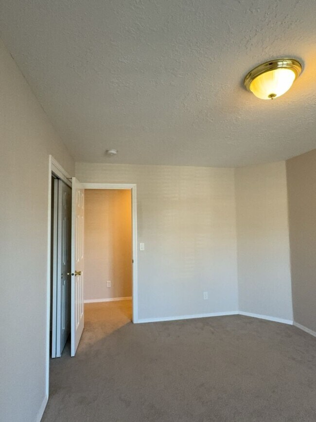 Building Photo - Three Bedroom, Two Bath in the Vineyards N...