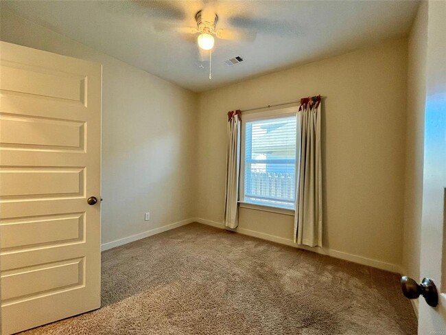 Building Photo - 876 Hedgefield Way