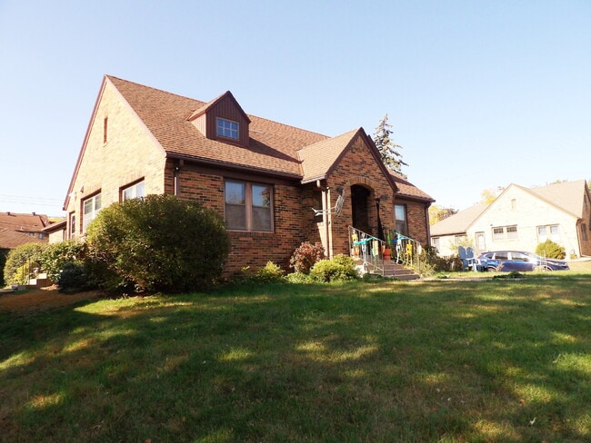 Building Photo - Cozy 2 Bedroom 1 Bathroom in S. Minneapolis