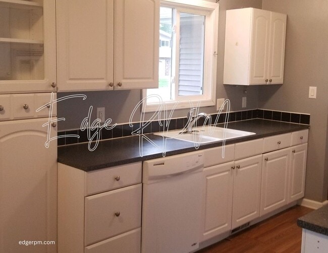 Building Photo - Now leasing for May 2026! Four Bed/One Bath