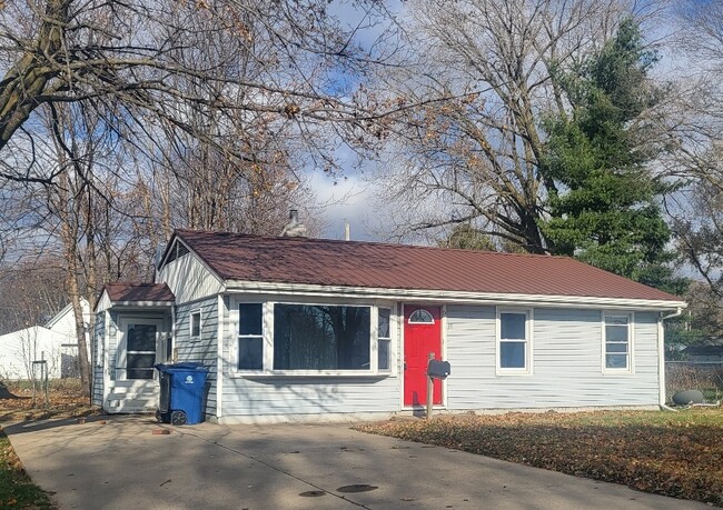 Primary Photo - 10 McEwen Ct