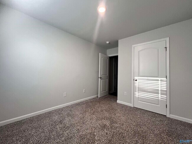 Building Photo - 433 Jackson Pt Cir