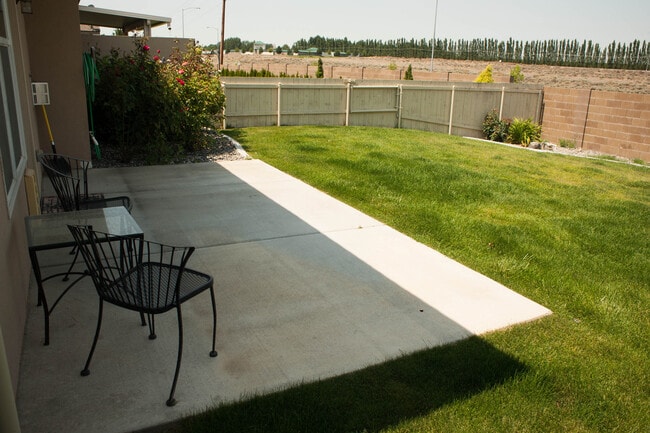 Building Photo - 4 Bedroom Townhome in South Richland